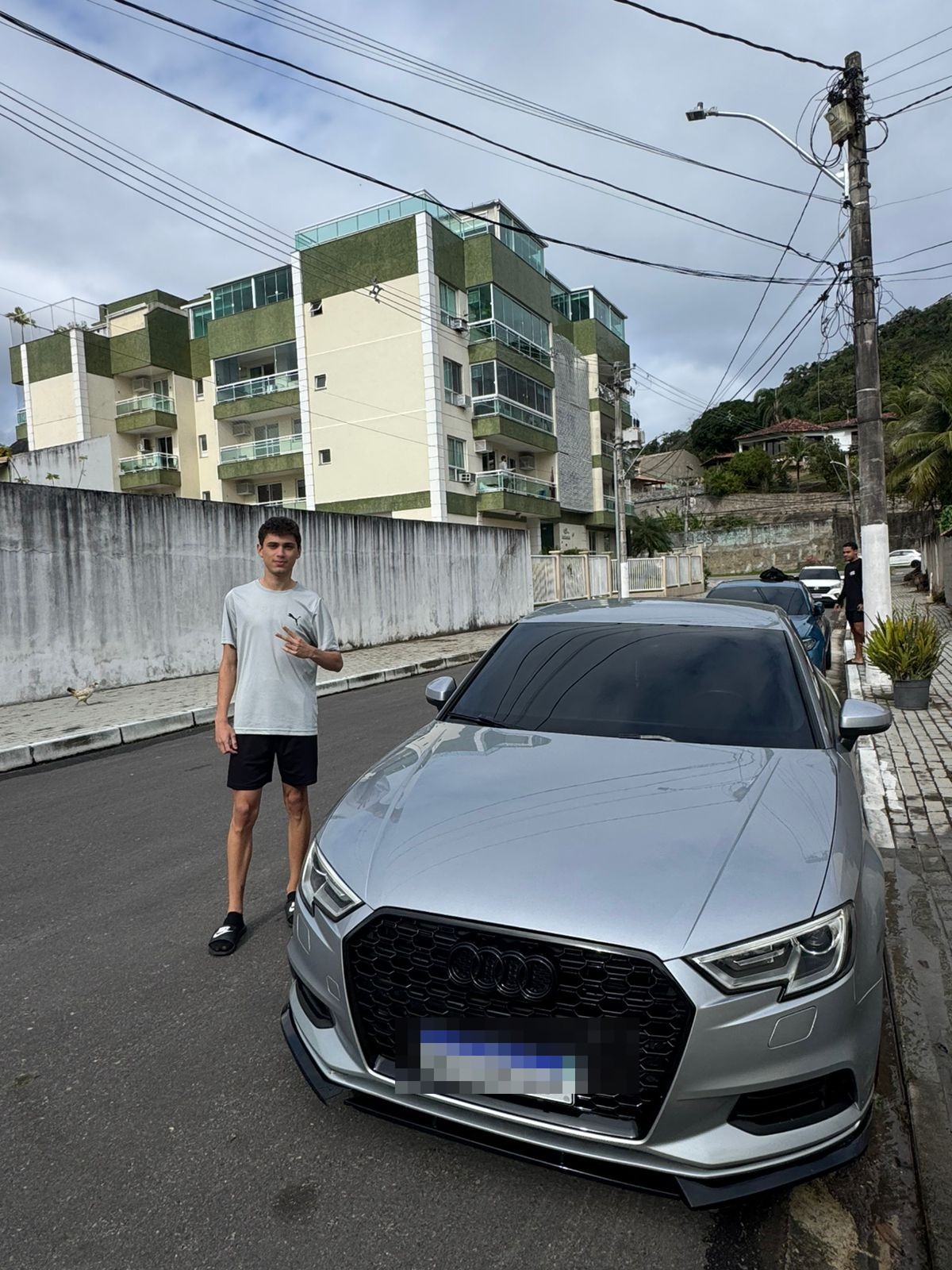 Cliente contemplado da Crelider com seu carro